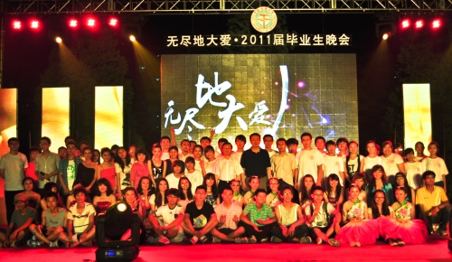 到场嘉宾与演员合影留念