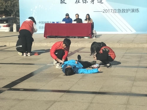 急救人员对伤者进行检查