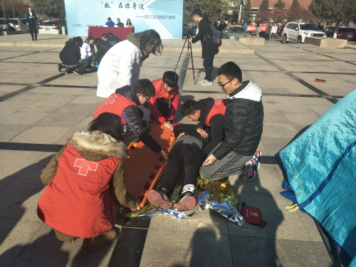 急救人员对伤者进行救护