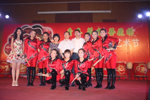 到场嘉宾与演员合影留念