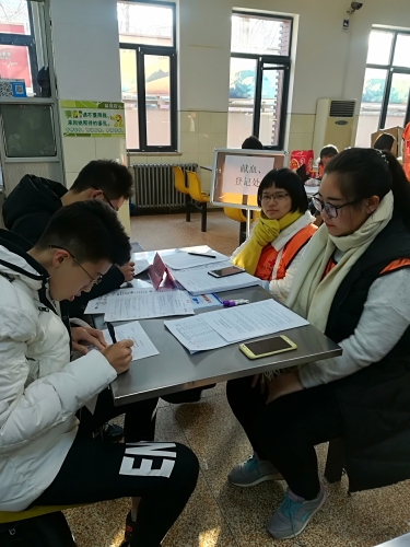 学生们进行登记