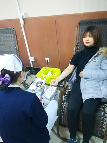 学生正在献血