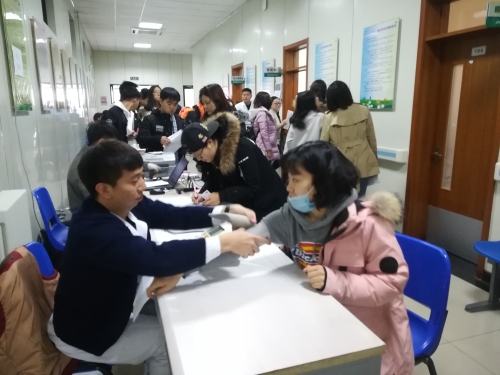 医生们为学生体检