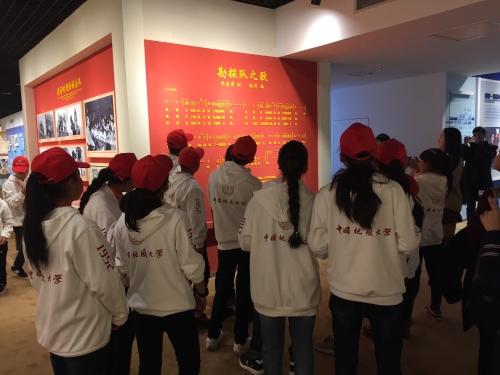 孩子们参观校史陈列馆