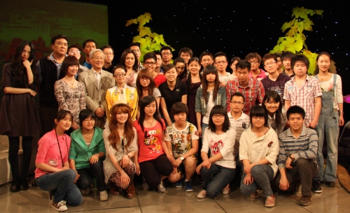 现场嘉宾与同学们合影