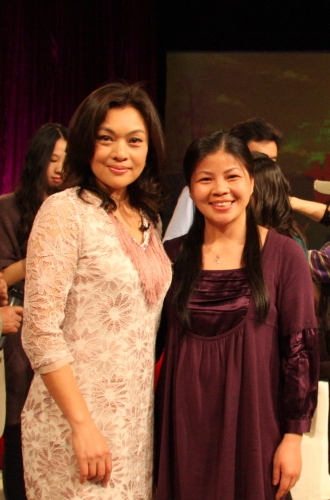 何巧玲老师与影片女主角史可合影