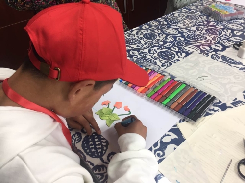 孩子们在实验三小做手工