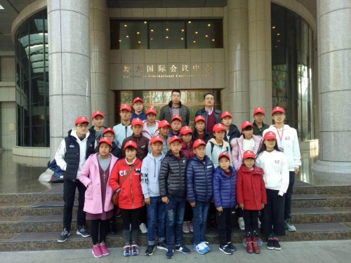 志愿者接站后与孩子们在酒店前的合影