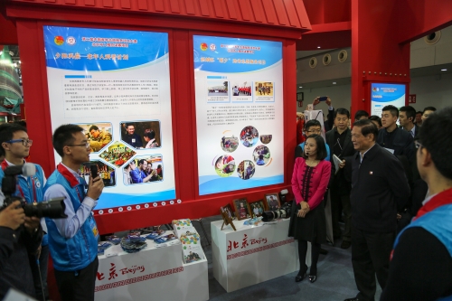 何绍森为原中央政治局委员、中国志愿服务联合会会长刘淇同志介绍夕阳再晨项目