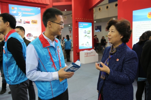 何绍森为中国青年志愿服务联合会副秘书长段桂青同志讲解夕阳再晨项目