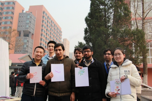 外国友人热情参与活动