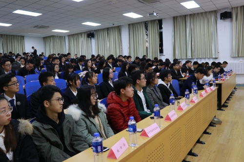 社联成员听取台上发言