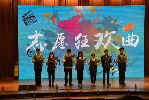 志愿者进行慷慨激昂的朗诵