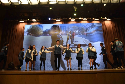 志愿者们在舞台上展示风采