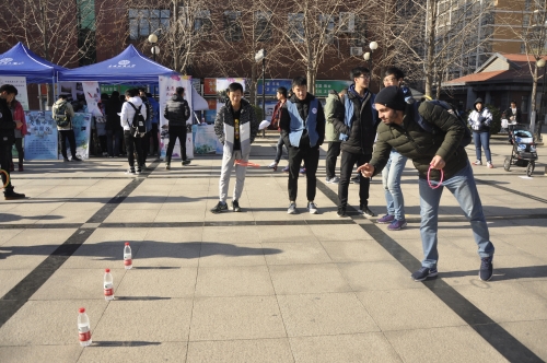 游客在外场现场参与活动