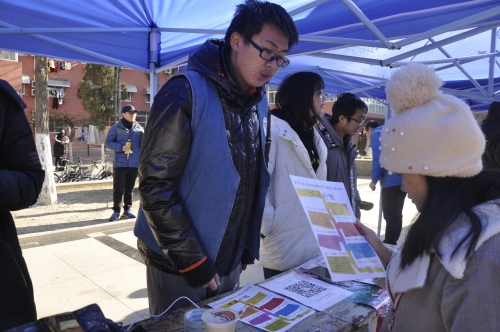 志愿者们耐心地向前来询问的游客说明志愿服务项目