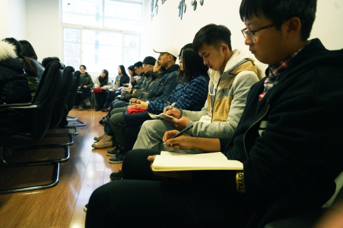 参会学生认真做笔记（第二张）