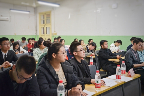 评委与观众在听取答辩