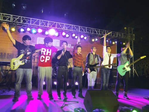 图为爱乐人专场刘志方书记和大雪碧