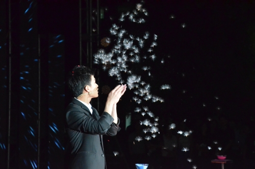 图为魔术表演《水中奇迹》