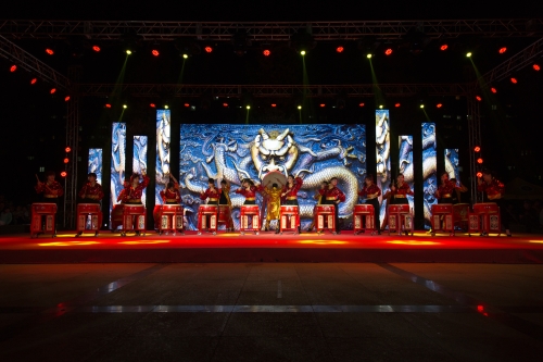 十代打击乐团员同台《中国龙》