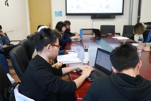 社团负责人在进行记录