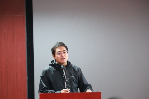 于海亮老师在讲话