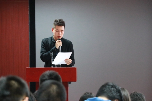 张文昊在例会上致辞