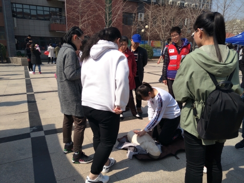 急救人员演示心肺复苏