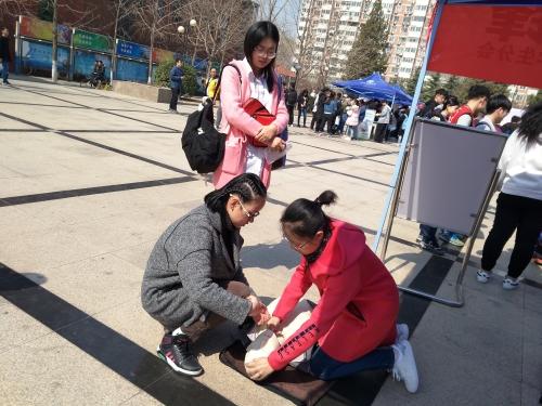 急救人员指导同学们进行心肺复苏