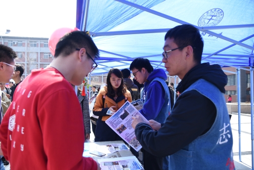 志愿者耐心讲解