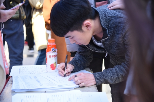 志愿者认真填写报名表