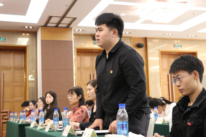 团学骨干与胡老师交流