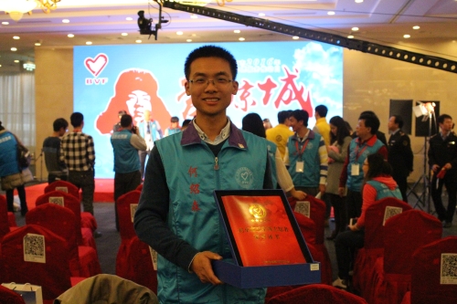 何绍森同学展示获奖证书