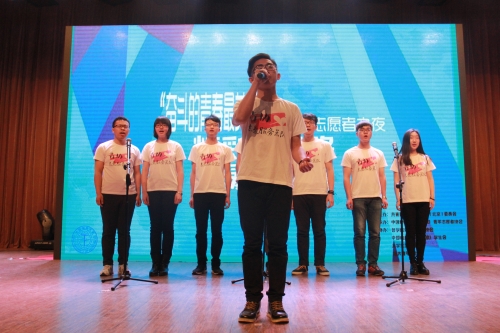 敬老优秀志愿者正在唱夕阳红