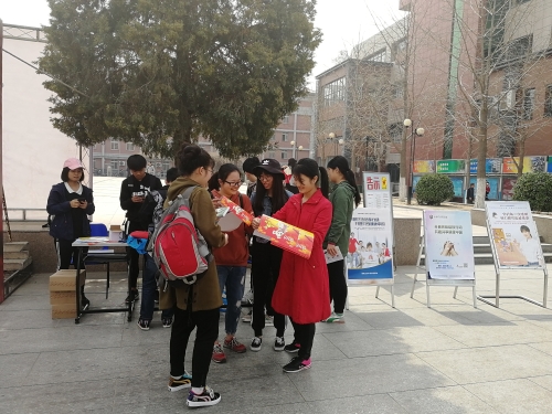 为同学们讲解知识并发礼物