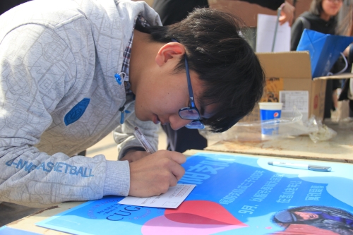 同学正在报名志愿项目