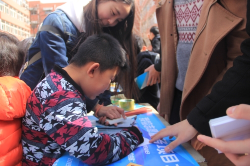 小朋友在填写游戏明信片