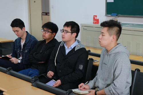 社联成员听取社长发言