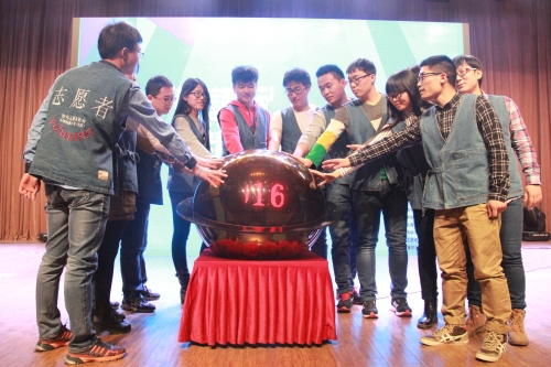 志愿者代表启动新志愿服务项目