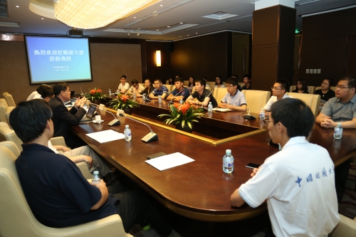 忻大使为我校学生干部解答问题