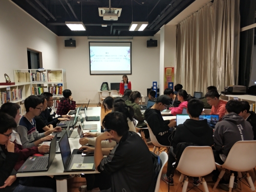 讲师在认真授课