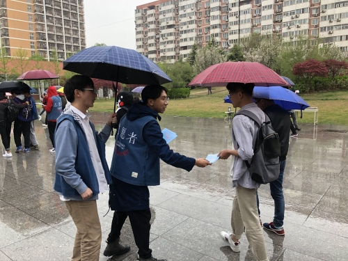 志愿者发放宣传手册