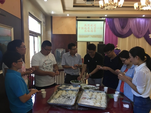 佟书记一行与研究团志愿者包饺子活动