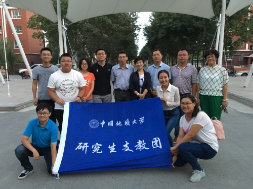 相关领导与我校赴兵团第七师一三〇团志愿者合影