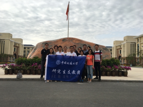 相关领导与我校赴新疆自治区阜康市志愿者合影