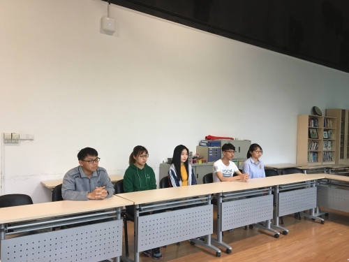 面试者认真回答