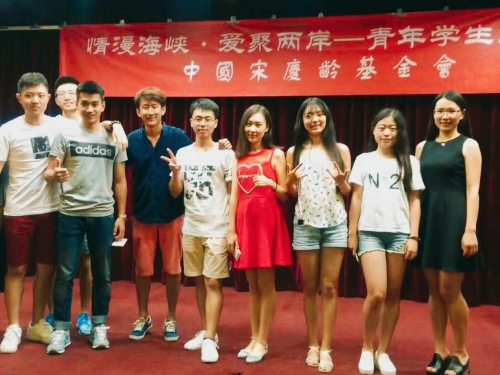 全程陪同志愿者合影