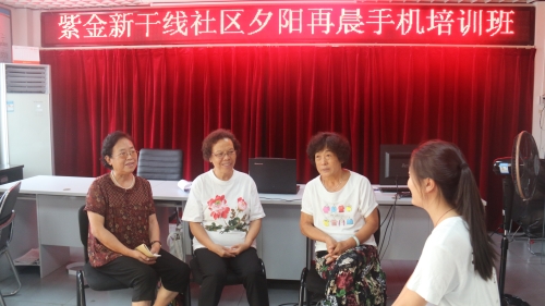 对老年学员进行采访