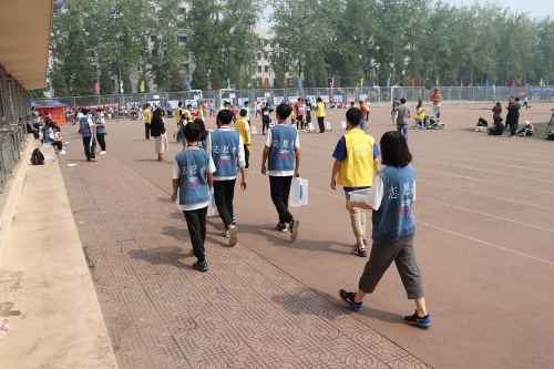 辛勤的志愿者背影